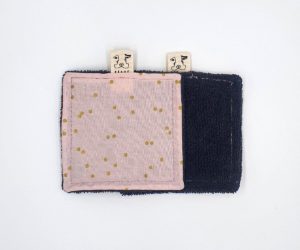 Grand coton éponge carré réutilisable en tissus recyclé confectionné à la main. Modèle "Elisa Enfance" de style classique avec éponge de couleur anthracite.