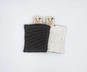 Petit coton éponge carré réutilisable en tissus recyclé confectionné à la main. Modèle "Elisa Aztèque Chiné" de style classique avec éponge de couleur blanche.