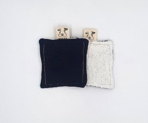 Petit coton éponge carré réutilisable en tissus recyclé confectionné à la main. Modèle "Elisa Winter Jean" de style classique avec éponge de couleur blanche.