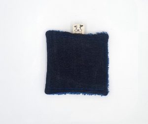 Grand coton éponge carré réutilisable en tissus recyclé confectionné à la main. Modèle "Alexis Écume" de style classique avec éponge de couleur bleue foncée.