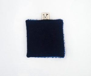Grand coton éponge carré réutilisable en tissus recyclé confectionné à la main. Modèle "Elisa Winter Jean" de style classique avec éponge de couleur bleue foncée.