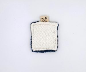 Petit coton éponge carré réutilisable en tissus recyclé confectionné à la main. Modèle "Monique Hamman" de style classique avec éponge de couleur bleue foncée.