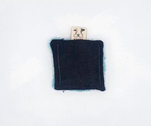 Petit coton éponge carré réutilisable en tissus recyclé confectionné à la main. Modèle "Alexis Écume" de style classique avec éponge de couleur bleue turquoise