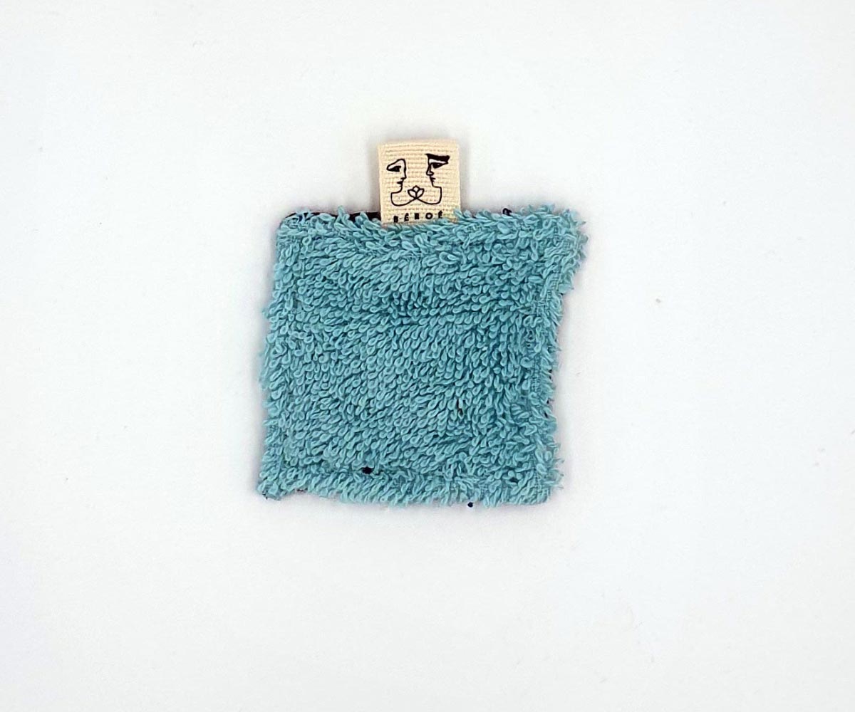 Petit coton éponge carré réutilisable en tissus recyclé confectionné à la main. Modèle "Alexis Écume" de style classique avec éponge de couleur bleue turquoise
