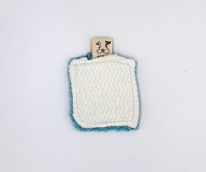 Petit coton éponge carré réutilisable en tissus recyclé confectionné à la main. Modèle "Monique Hamman" de style classique avec éponge de couleur bleue turquoise.