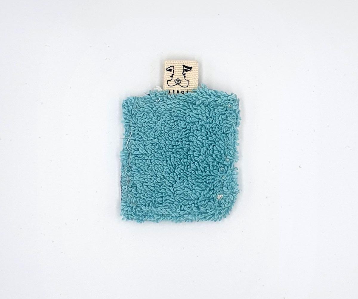 Petit coton éponge carré réutilisable en tissus recyclé confectionné à la main. Modèle "Monique Hamman" de style classique avec éponge de couleur bleue turquoise.