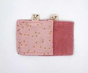 Grand coton éponge carré réutilisable grand en tissus recyclé confectionné à la main.Modèle "Elisa Enfance" de style classique avec éponge de couleur rose.