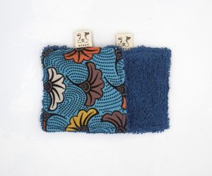 Grand coton éponge carré réutilisable en tissus recyclé confectionné à la main. Modèle "Lana Papyrus" de style ethnique avec éponge de couleur bleue foncée.