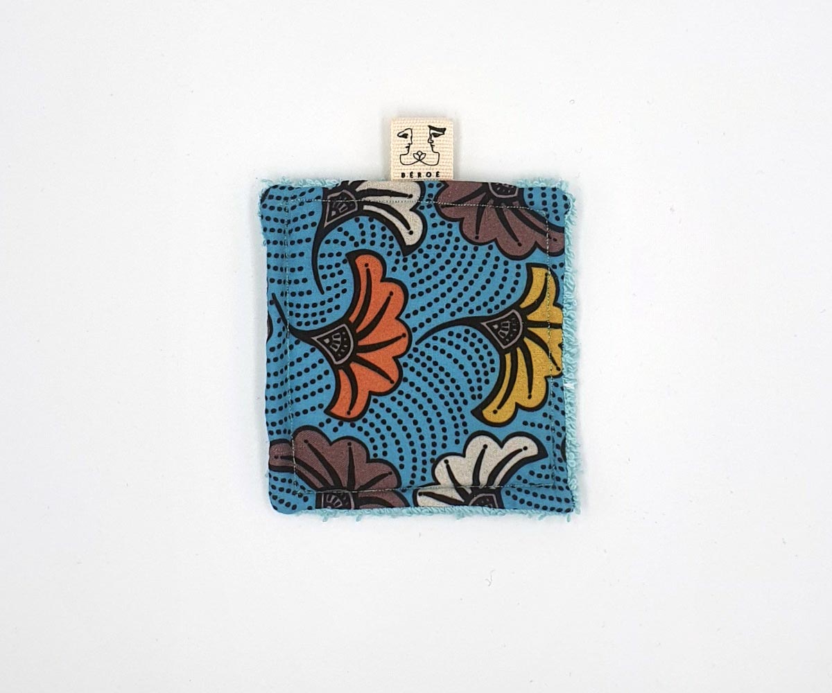 Grand coton éponge carré réutilisable en tissus recyclé confectionné à la main. Modèle "Lana Papyrus" de style ethnique avec éponge de couleur bleue turquoise.