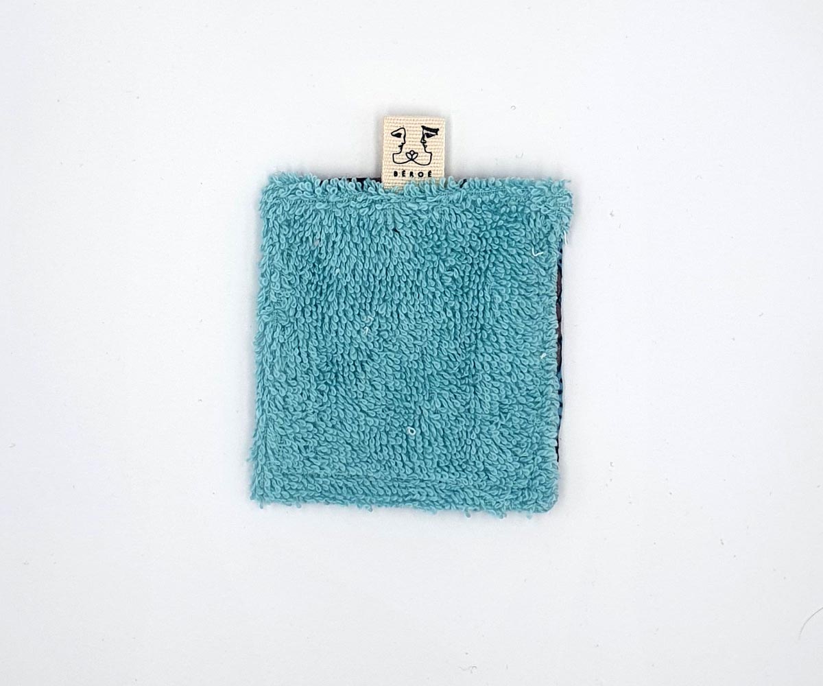 Grand coton éponge carré réutilisable en tissus recyclé confectionné à la main. Modèle "Lana Papyrus" de style ethnique avec éponge de couleur bleue turquoise.