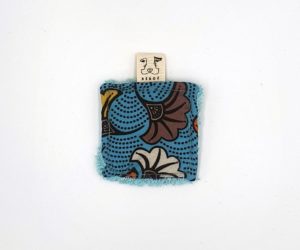 Grand coton éponge carré réutilisable en tissus recyclé confectionné à la main. Modèle "Lana Papyrus" de style ethnique avec éponge de couleur bleue turquoise.