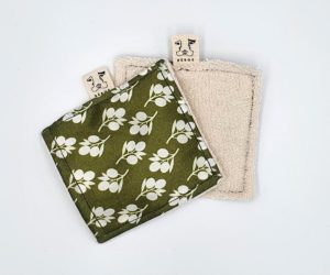 Grand coton éponge carré réutilisable en tissus recyclé confectionné à la main. Modèle "Lenny Sous l'Olivier" de style méditerranéen avec éponge de couleur blanche.
