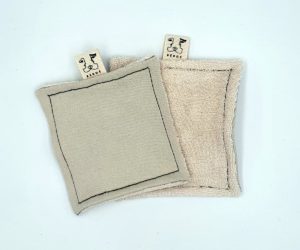 Grand coton éponge carré réutilisable en tissus recyclé confectionné à la main. Modèle "Lenny Sous l'Olivier" de style méditerranéen avec éponge de couleur blanche.