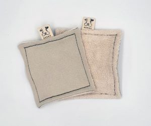 Grand coton éponge carré réutilisable en tissus recyclé confectionné à la main. Modèle "Véronique Aventure" de style moderne avec éponge de couleur blanche.