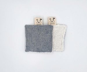 Petit coton éponge carré réutilisable en tissus recyclé confectionné à la main. Modèle "Axelle Écume" de style moderne avec éponge blanche.