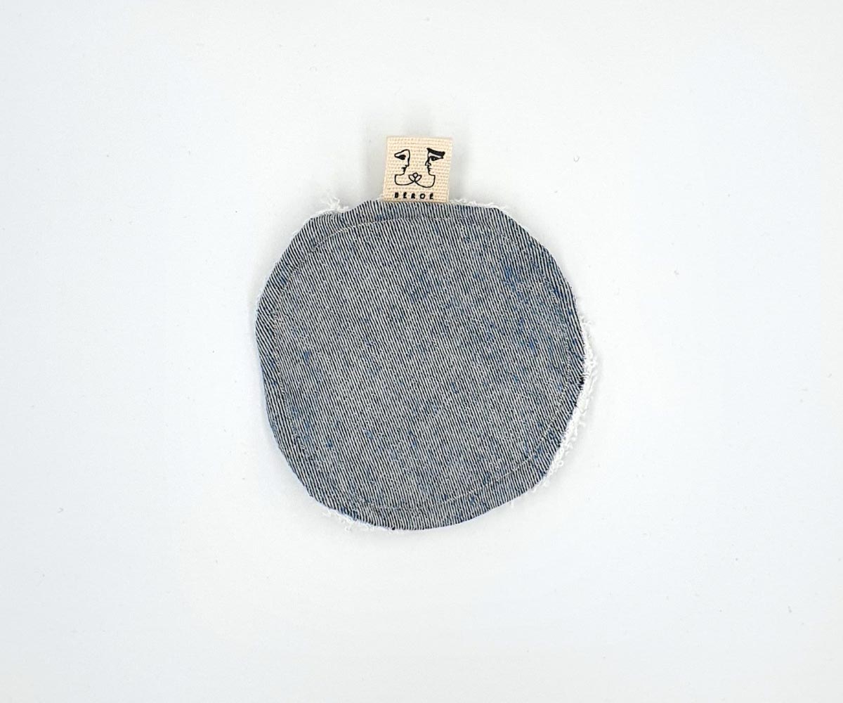 Grand coton éponge rond réutilisable en tissus recyclé confectionné à la main. Modèle "Axelle Écume" de style moderne avec éponge blanche.
