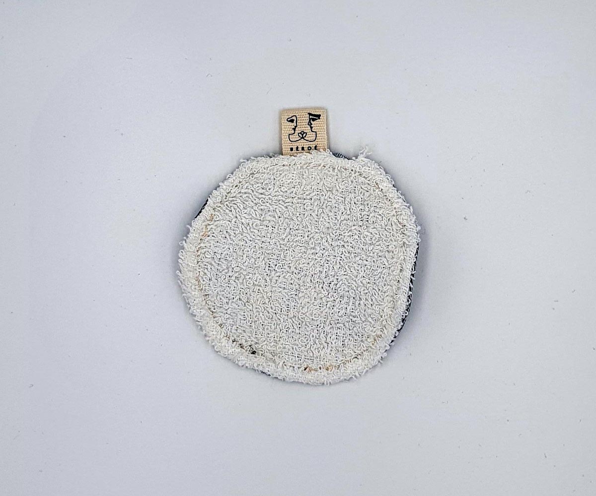 Grand coton éponge rond réutilisable en tissus recyclé confectionné à la main. Modèle "Axelle Écume" de style moderne avec éponge blanche.