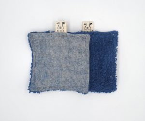 Grand coton éponge carré réutilisable en tissus recyclé confectionné à la main. Modèle "Axelle Écume" de style moderne avec éponge de couleur bleue foncée.