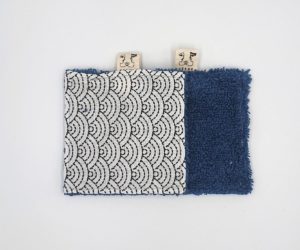 Grand coton éponge carré réutilisable en tissus recyclé confectionné à la main. Modèle "Elisa Écume" de style moderne avec éponge de couleur bleue foncée.