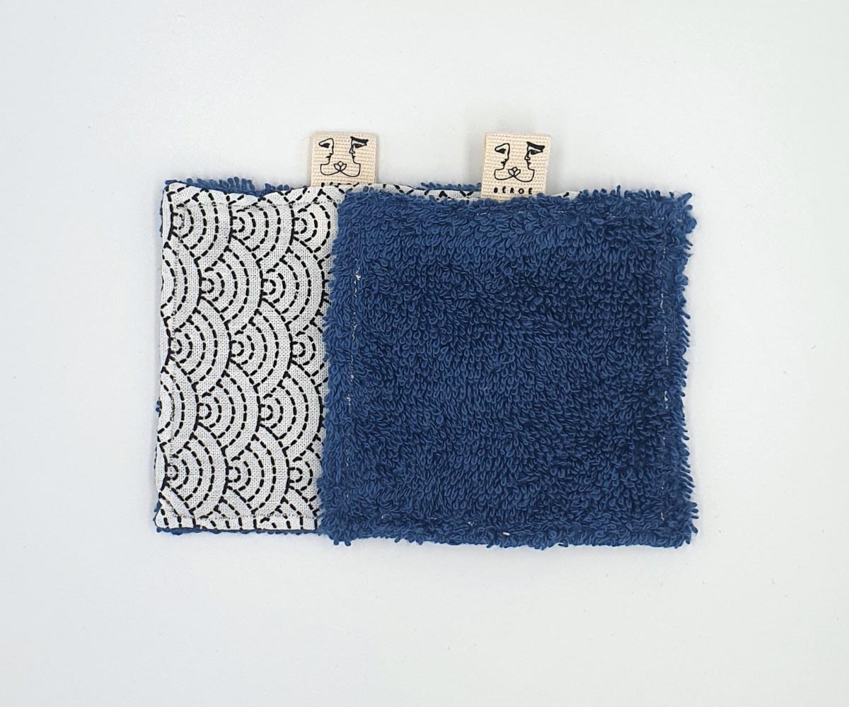 Grand coton éponge carré réutilisable en tissus recyclé confectionné à la main. Modèle "Elisa Écume" de style moderne avec éponge de couleur bleue foncée.