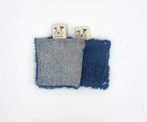Petit coton éponge carré réutilisable en tissus recyclé confectionné à la main. Modèle "Axelle Écume" de style moderne avec éponge bleue.