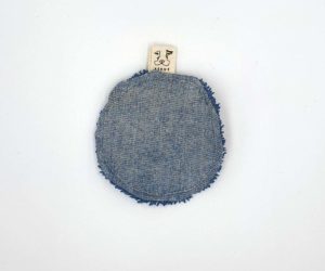 Grand coton éponge rond réutilisable en tissus recyclé confectionné à la main. Modèle "Axelle Écume" de style moderne avec éponge bleue.