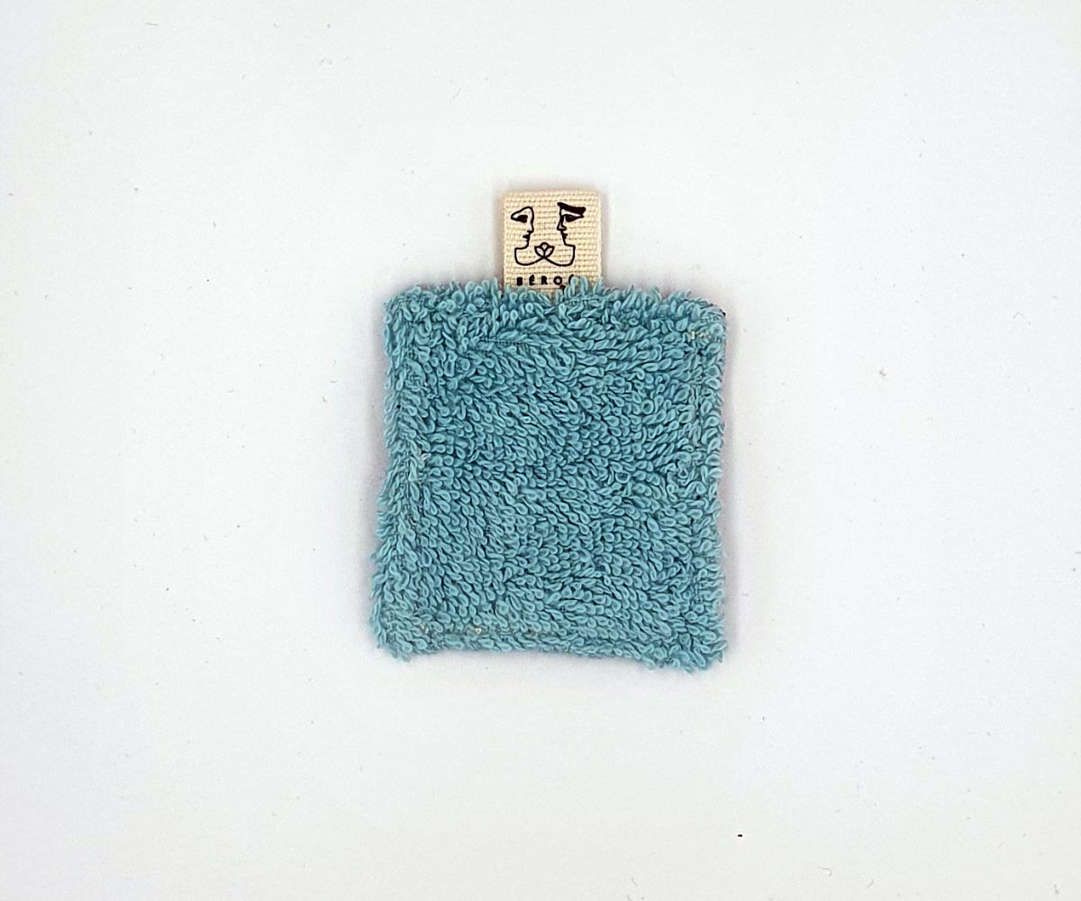Petit coton éponge carré réutilisable en tissus recyclé confectionné à la main. Modèle "Axelle Écume" de style moderne avec éponge de couleur turquoise.