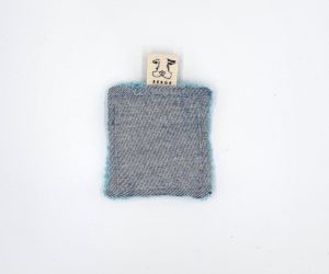 Petit coton éponge carré réutilisable en tissus recyclé confectionné à la main. Modèle "Axelle Écume" de style moderne avec éponge de couleur turquoise.