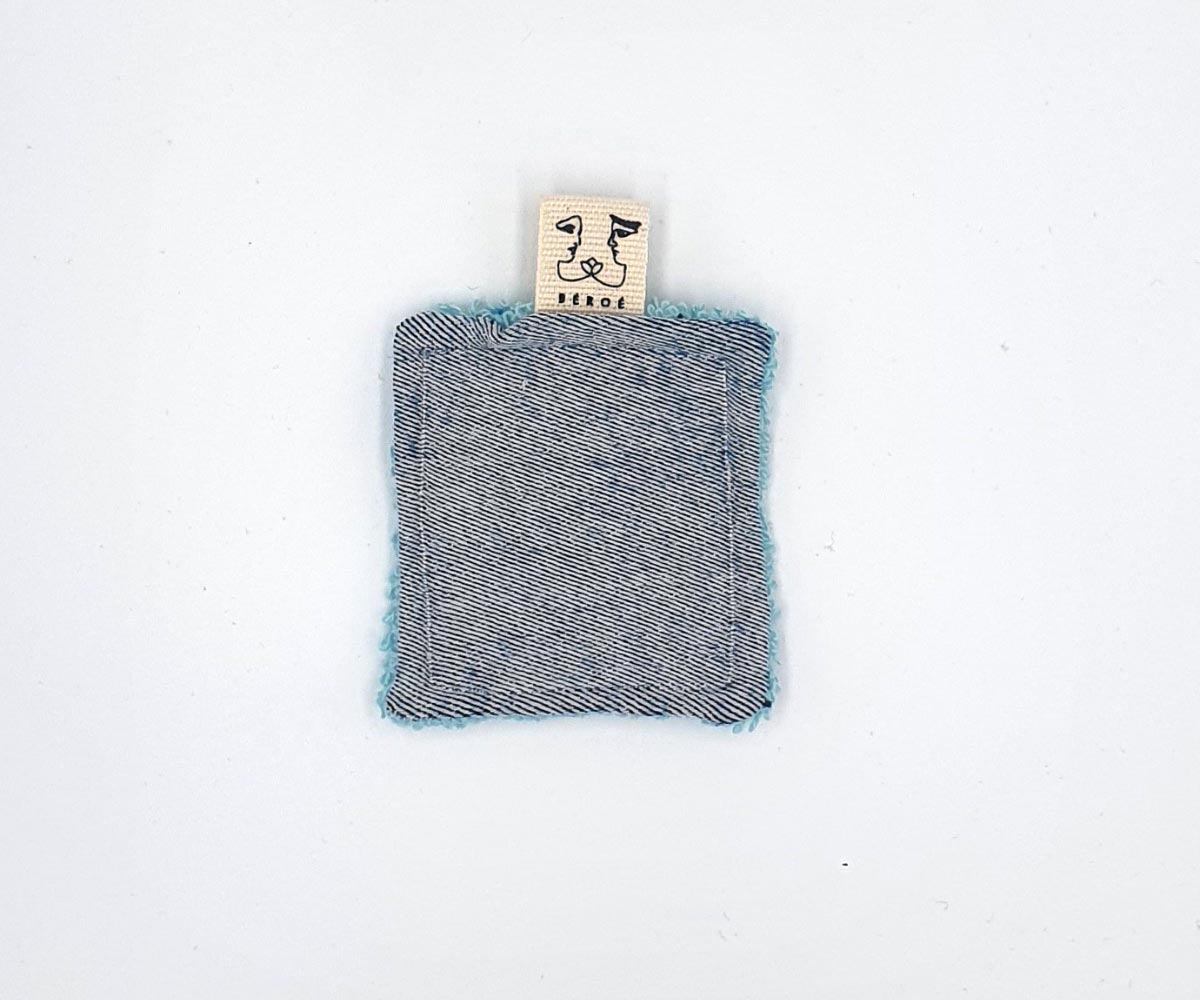 Petit coton éponge carré réutilisable en tissus recyclé confectionné à la main. Modèle "Axelle Écume" de style moderne avec éponge de couleur turquoise.